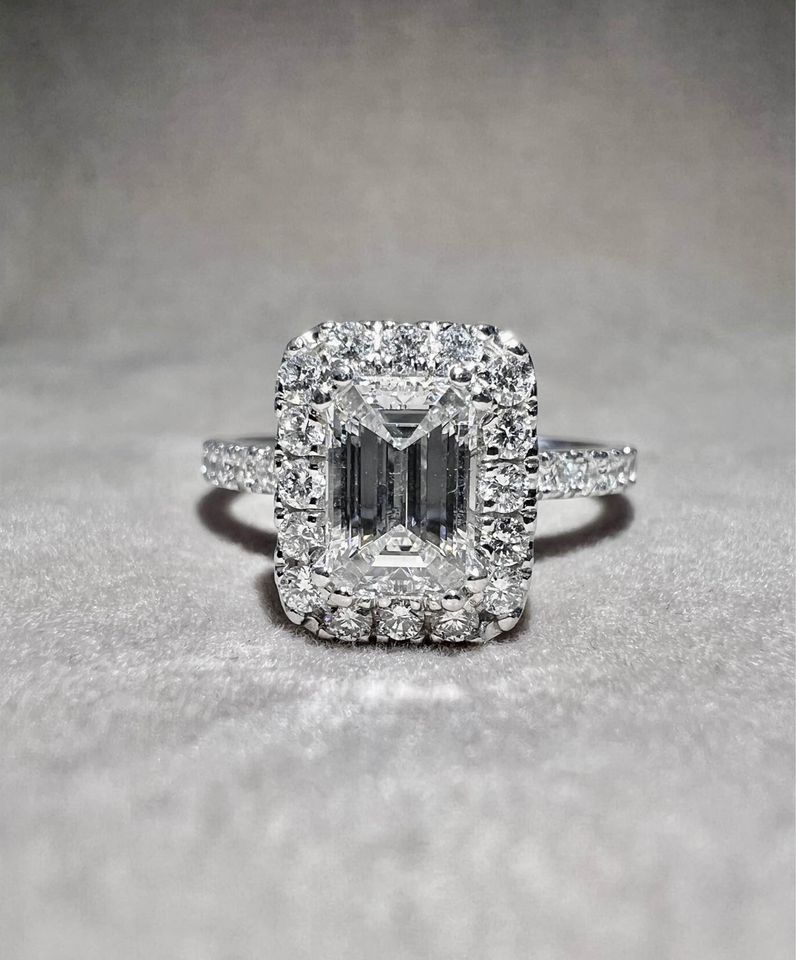 18ct White Gold Natural Emerald Cut E/VS2 Diamond Ladies