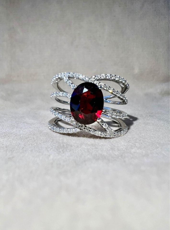 18ct White Gold Garnet & Diamonds Ladies Ring DR17 – Atlas Jewellers