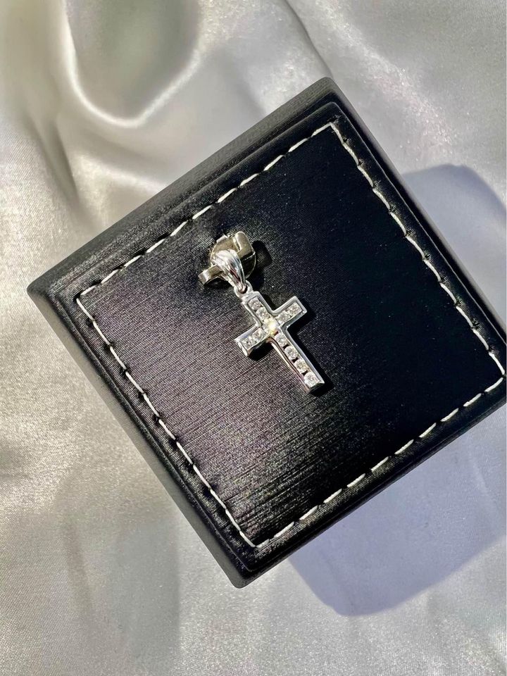 18k White Gold Natural Diamond Cross Pendant TDW DC5