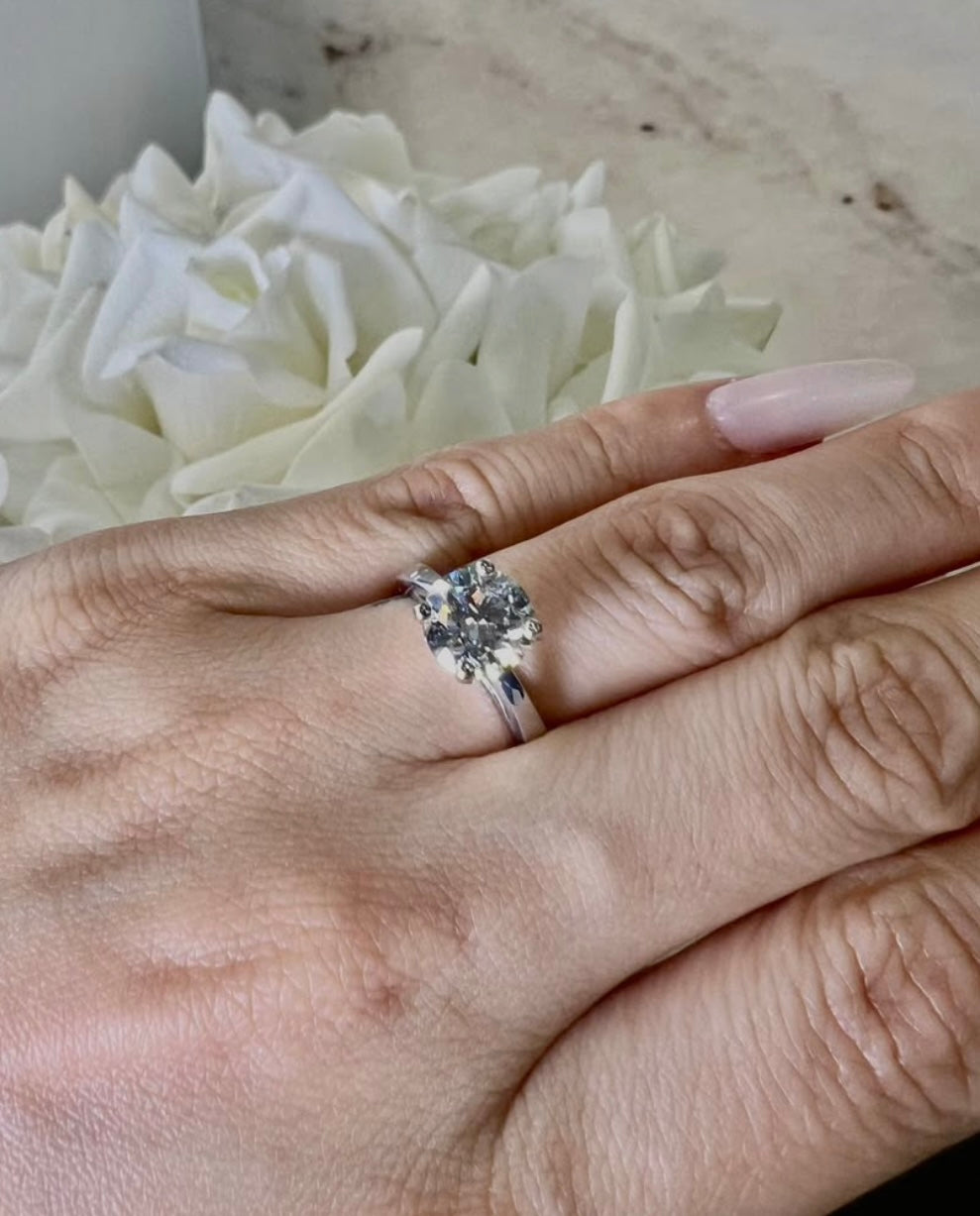 18K White Gold Engagement Ring Lab Grown Diamond Round F